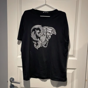 Versace tisha gammal modell som inte säljs längre - Passar mig bra som är 185  Helt okej skick lite små hål som jag visar på bilderna