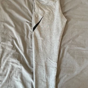 Nike byxor  - Ett par sköna tränings byxor använda ett få tal gånger skick 9/10