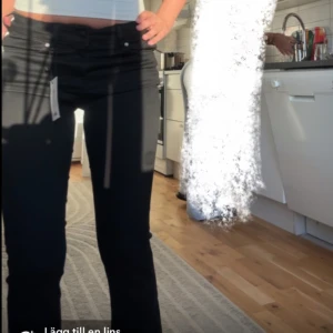 Lågmidjade jeans - Jätte fina lågmidjade bootcut jeans från ”lager 157 kids”. Älskar de men är för korta för min smak. Jag är runt 160 och de är lite korta. Prislapp kvar på. Storlek 160 i cm och passar som en XXS/XS 