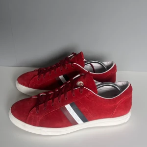 Moncler skor - Säljer ett par sjukt snygga moncler skor i storlek 41, cond 9/10 nästintill nya. Tillkommer endast skor!