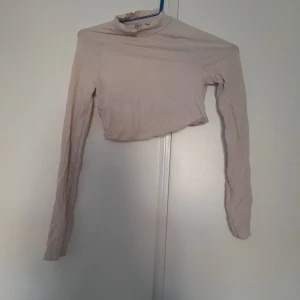 Cropped tröja - Det är en stable i garderoben