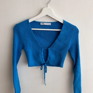 Blå topp - Blå topp med knytning framtill, strl S ✨