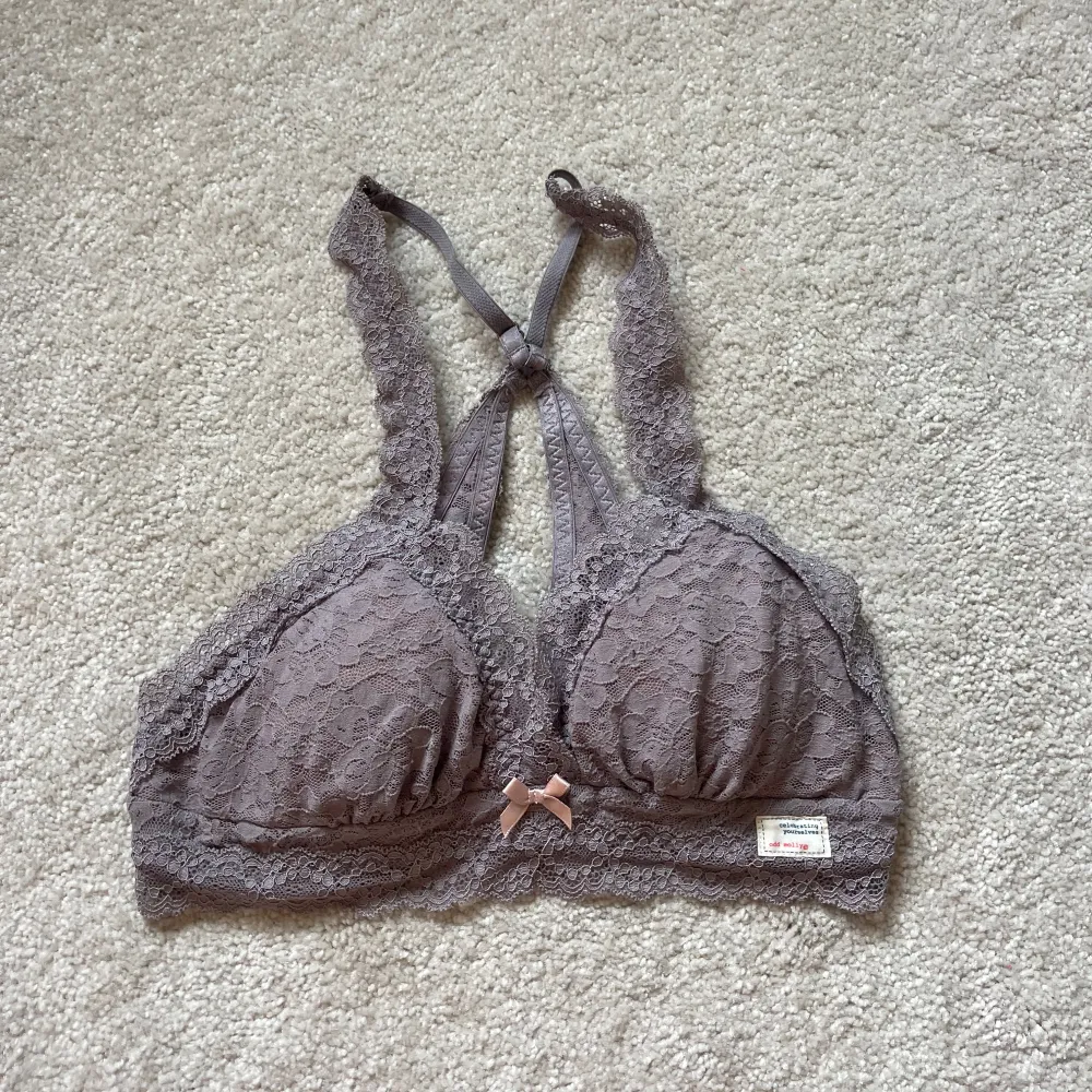 Bralettes från Odd molly i spets med vaddering. Storlek 0 vilket motsvarar xs. 100 kr styck☺️. Övrigt.