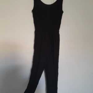 Jumpsuit - En enkel jumpsuit, kan ha katthår men tvättas innan utskickning