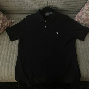 Ralph Lauren Piké  - En oandvänd Ralph Lauren piké som jag fick i somras, den var för stor så den har bara varit i min gerderob. Skick 10/10💸💰