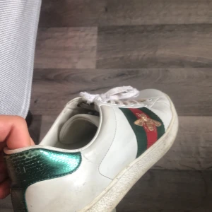 Vita sneakers med gröna och röda detaljer - Säljer ett par vita Gucci ace skor som längre ej passar mig