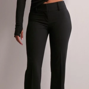 Lågmidjade kostymbyxor - Helt nya lågmidjade kostymbyxor från Nelly. Endast testade, säljer då dom inte passade💕