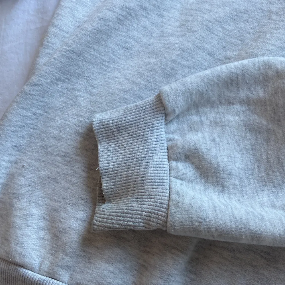 jättefin amour hoodie från ginatricot i str 146-152/xxs🙏🏻 säljs då den inte kommit till användning på länge💓trycket ser slitet ut men det ska se ut så,. Hoodies.