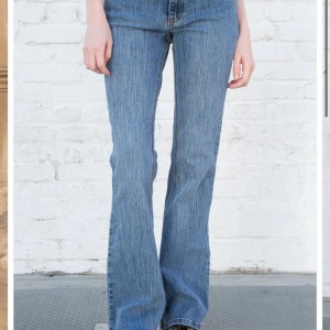 Brielle 90’s jeans - Säljer mina fina lågmidjade jeans som tyvärr är för stora, använda fåtal gånger men finns små defekter längst ner på byxorna! Passar s-m skulle ja säga💞