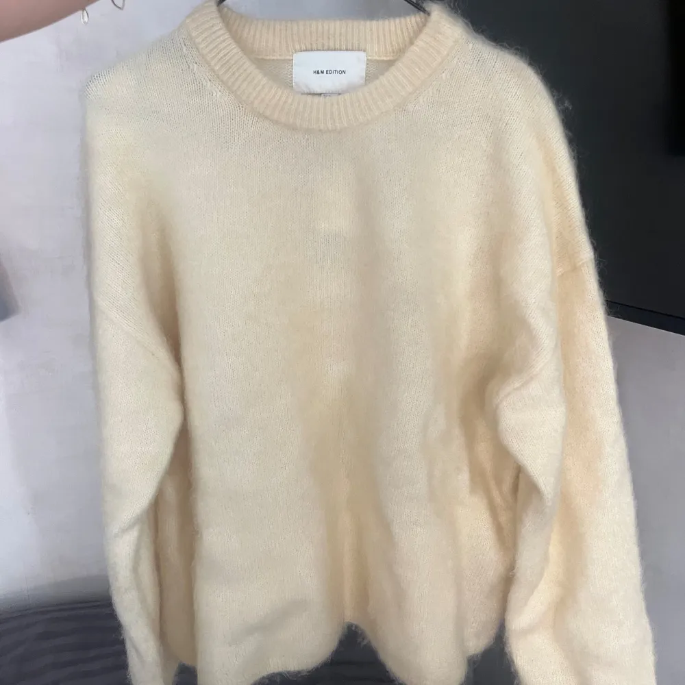 Slutsåld jättefin mohair tröja från H&M i strl S, lapparna kvar!🩷Står ljusgul på hemsidan men skulle säga ljusgul/beige. Stickat.