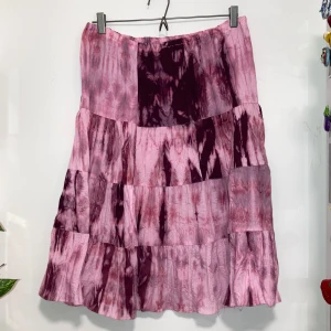 Rosa kjol - Rosa kjol 100% bomull, i använt skick och lite noppriga på vissa ställen, storlek: L. Midja: 40cm och det är även stretch i midjan. Hör av dig om du undrar något🩷