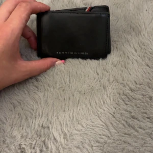 Plånbok - Tommy Hilfiger - Använd några gånger till mina kord, väldigt fint och praktiskt 