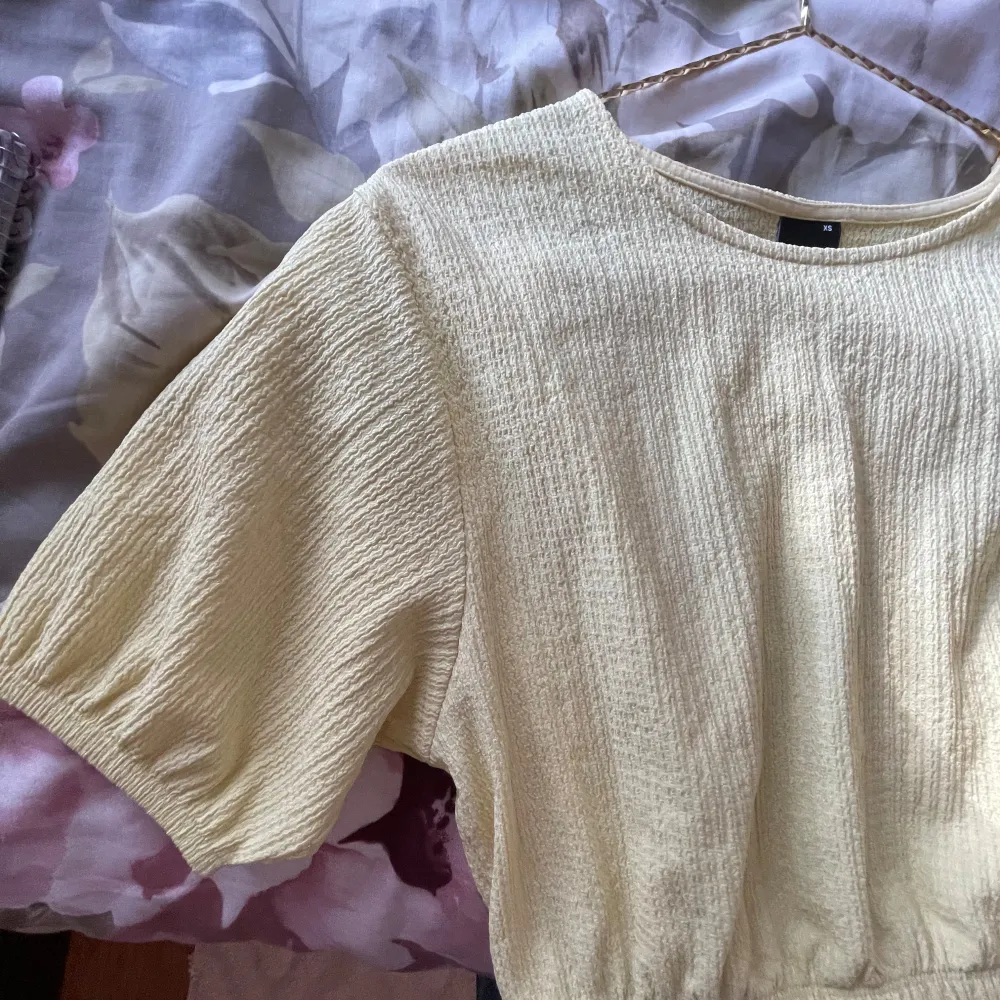 Säljer nu min croptop/magtröja från Gina i storlek XS, säljer för att den inte längre passar mig. Är väldigt kort och ganska tajt på mig som brukar ha S/M. Skriv för fler bilder❤️. T-shirts.