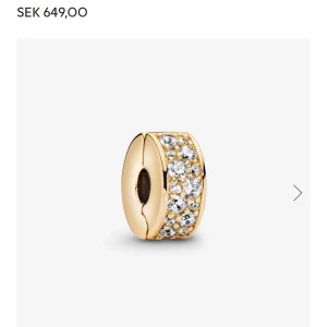 Pandora berlock - Guldplaterad clipberlock från Pandora. Har två st. Säljer 1 för 320 och båda för 570.