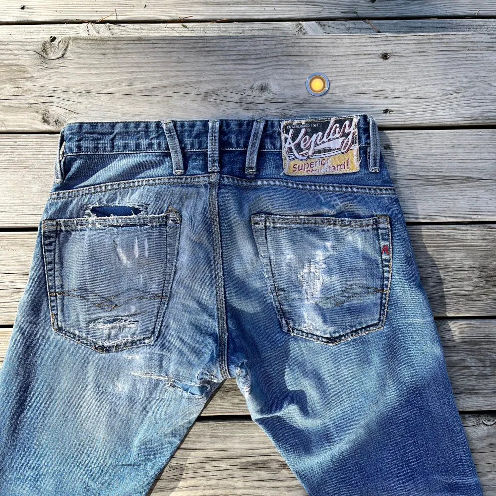 Säljer ett par replay jeans med feta slitningar i storlek 31/34. Modellen på jeansen är Jeto som liknar anbass. Kom privat för minsta lilla fråga, priset kan diskuteras vid snabb affär.. Jeans & Byxor.