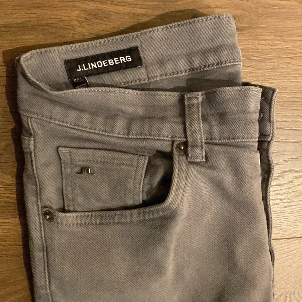 Säljer mina ljus grå J.Lindberg jeans i fint skick storlek 29/32. Efter som jag inte kan ha dem längre. Ny pris 1500 mitt pris 850. Hör gärna av er vid funderingar och frågor👍🏼😊 Pris är ej huget i sten.. Farkut & Housut.