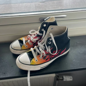 Converse - Svarta Converse med eld detaljer. Använda fåtal gånger.