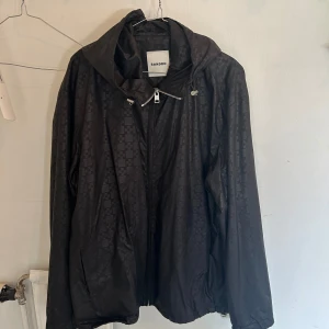 Regnjacka - Regnjacka från Sandro med deras mönster på hela jackan Nypris 3100 Kvitto finns 