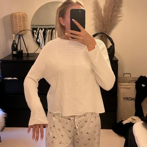 Vit tröja - Säljer en vanlig vit törja. Snygg hals och inga defekter. Super snygg!!😍