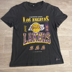 Lakers Tröja - LA Lakers tröja. Fett nice har använt länge. Sitter fett bra, nice tyg. Storlek L. Äkta NBA. 