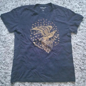 Ralph lauren t shirt - Fet Ralph lauren denim and supply t shirt. Har inga fel👍 skickar inom 24h om jag inte är borta👌🤙 skicka meddelande om ni undrar något📩📩 tar byten ifall ni har något intressant🤝