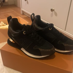 Sneakers - LV sneakers, endast använda 1 gång. Kommer med dustbag och låda men utan kvitto pga fick i present
