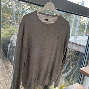 Ralph Lauren crew neck  - Hejsan säljer denna Ralph Lauren tröjan då den ej passar mig. Skicket är 7/10 men lappen på insidan har låssnat. Priset ej hugget i sten. Ni får såklart med lappen när ni köper plagget så ni kan sy på det själva.