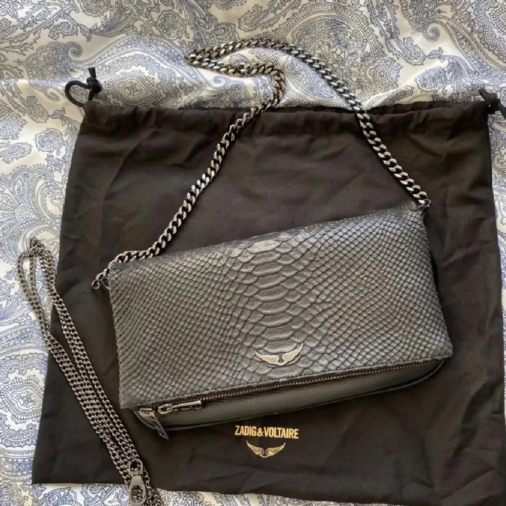 Rock savage clutch väska från Zadig&voltaire. Köpt för 3900kr kom inte till så mycket användning tyvärr, därav säljer jag den. En lång kedja och dustbag medföljer.💞💞💞. Väskor.