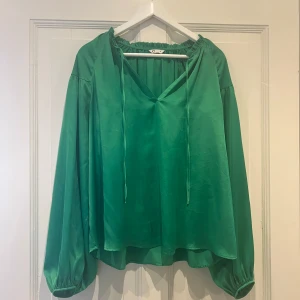 Supersnygg grön blus  - Snygg grön blus som är redo för sitt nya hem.   Märken på ärmen, se bild. 