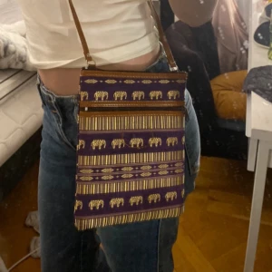 Gullig väska  - Superfin och gullig men kom aldrig till användning. Perfekt till stranden. Vet inte var den är ifrån.