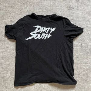 Dirty south t shirt - Säljer nu denna dirty south t shirt i stolek M