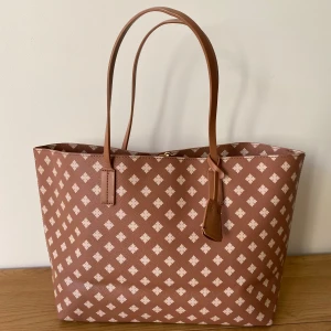 By Malene Birger Abigail väska i utmärkt skick - Använd sparsamt och få tillfälle. I utmärkt skick. Väskan har inga slitage, fläck heller defekt & handtagen är i perfekt skick. Denna model är slutsåld & nypris är ca 2800 kr. Vid fler frågor & bilder hör av dig. Pris kan diskuteras vid snabb affär