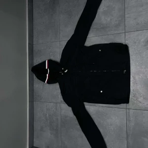 Moncler Windbreaker - Bra skick och snygg windbreaker. Kvitto finns