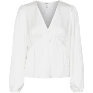 Vero Moda Blus🩷 - Säljer då den inte kommer till användning! Köpt på plick men i fint skick. Kom med pris förslag🤗