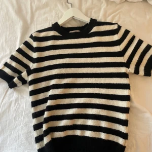 Randig stickad t-shirt - Använd fåtal gånger, forfarande i bra skick men har blivit lite för liten för mig. Passar till många tillfällen. Passar xs/s.☺️