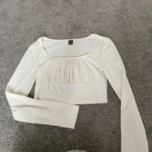 Vitt topp  - Vitt top som jag använt nån enstaka gång , fint skick och passar jätte bra till en fest eller bara att ha till vadas 🤍