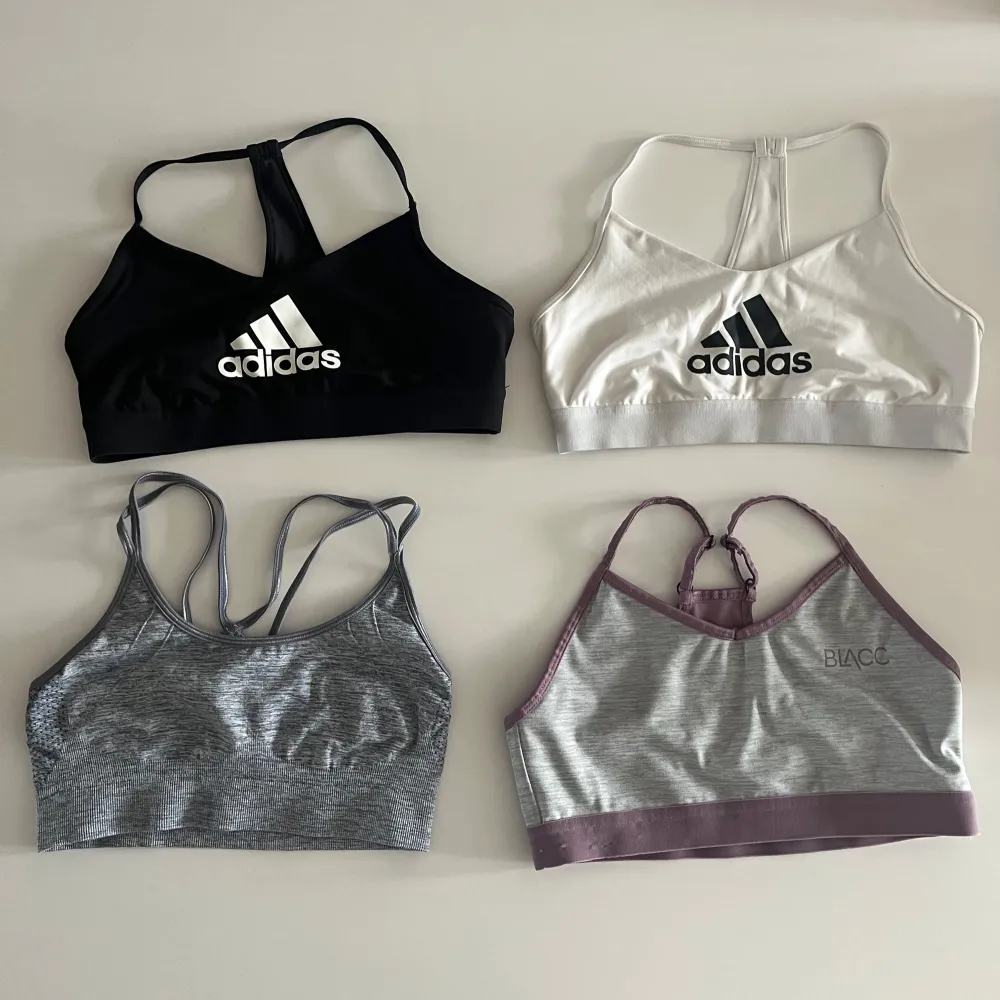 4 st sportbehåar som säljs i paket! Alla utan vadderingen och med lätt-medium support.  2 st adidas i storlek S, 1 Blacc i storlek M, 1 Röhnisch i storlek S.  Knappt använda så i väldigt fint skick. 100kr för alla 4!. Sportswear.