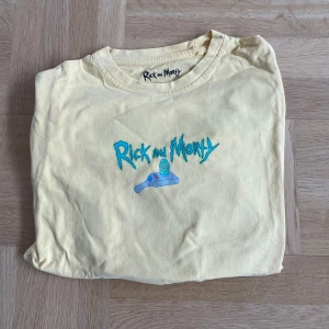 Rick and Morty T-shirt - Rick and Morty T-shirt i bra skick. Storlek S  Bara höra av sig för fler bilder eller frågor😎