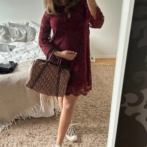 Röd klänning  - Röd klänning i spets från Zara. Aldrig använd. Fint o ha den bak o fram så rosetterna är i ryggen ☺️