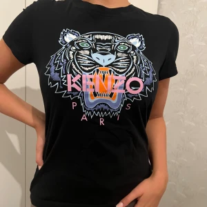 Kenzo Paris T-shirt  - Säljer min söta Kenzo Paris tröja i storlek S då den inte kommer till användning. Väldigt fint skick och bara använd några fåtal gånger🩷 (äkta)