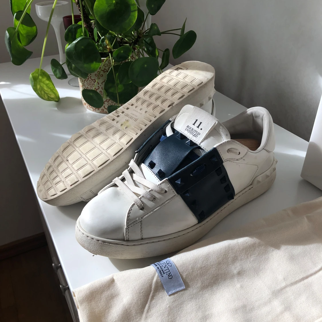 Valentino skor med nitar mörkblå