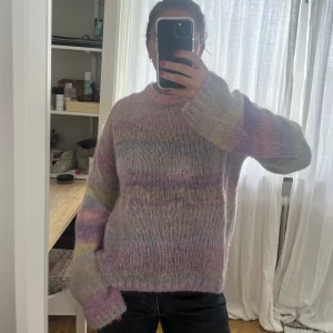 Stickad tröja - Färgglad stickad tröja från arket i ull och mohair🤍