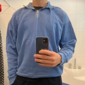 Asos Zip Tröja  - Asos Zip tröja i storlek M. Tröjan är i bra skick.  Bara höra av sig för fler bilder eller frågor😎