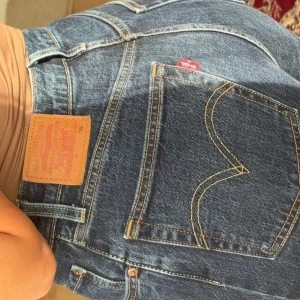 Levi’s jeans  - New levies jeans dark blue  Passform Straight fit – raka från höfterna till låren och har en vidare öppning över anklarna än slim fit. 