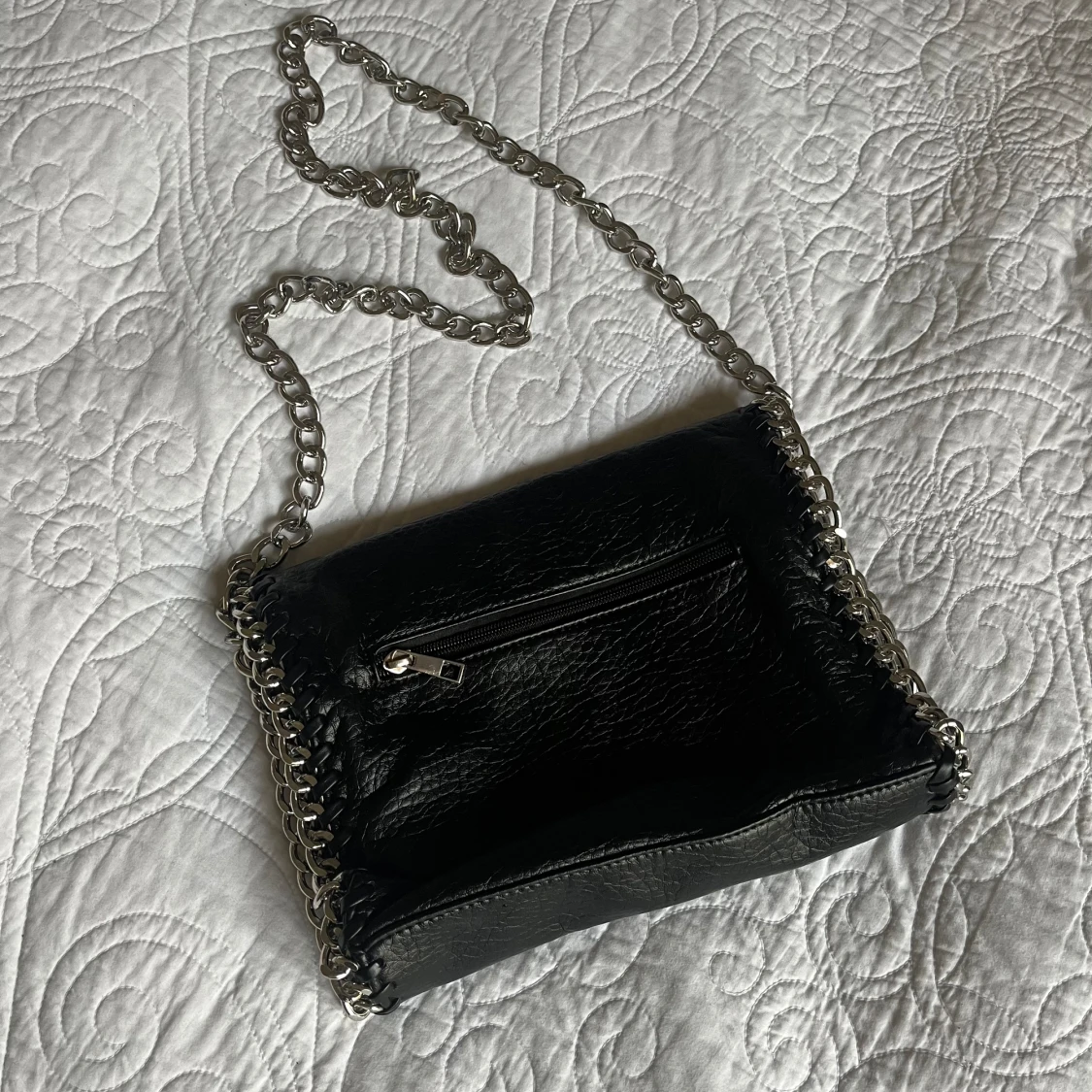 Svart axelväska med kedjedetaljer - 90