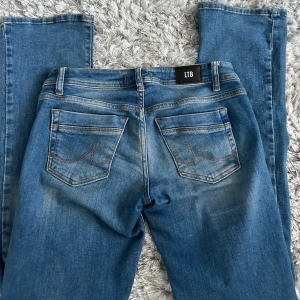 Intressekoll  - Super fina ltb jeans i väldigt bra skick. Kollar intresset på mina ltb då dom är en stolen förstor och då dom är slutsålda överallt W26 L32