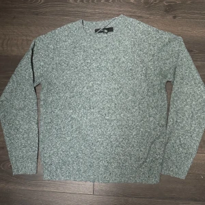 Grön stickad tröja från Vero Moda - Säljer en supermysig grön stickad tröja från Vero Moda. Perfekt för kyliga dagar med sin mjuka och varma känsla. Tröjan har långa ärmar och en klassisk rund halsringning. Fint skick men lite nopprig