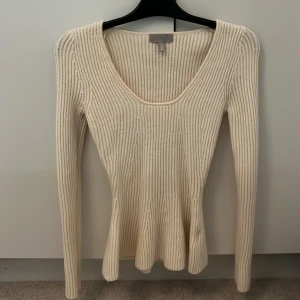 Stickad tröja - Superfin figursydd stickad tröja. Andvänd en gång, sitter fint!