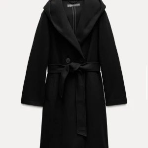 Svart kappa  - Säljer min fina zara kappa med luva då jag köpt en annan liknande, jätte fin kappa inga fel, den är i bra skick Knappt använd då jag mesta dels använt vinterjacka! Kan fraktas men även mötas upp i Stockholm!💕 den är i storlek S men funkar även för M!