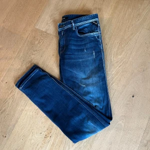 Replay jeans med slitningar - Skick 9/10 snygga replay brallor med slitningar 